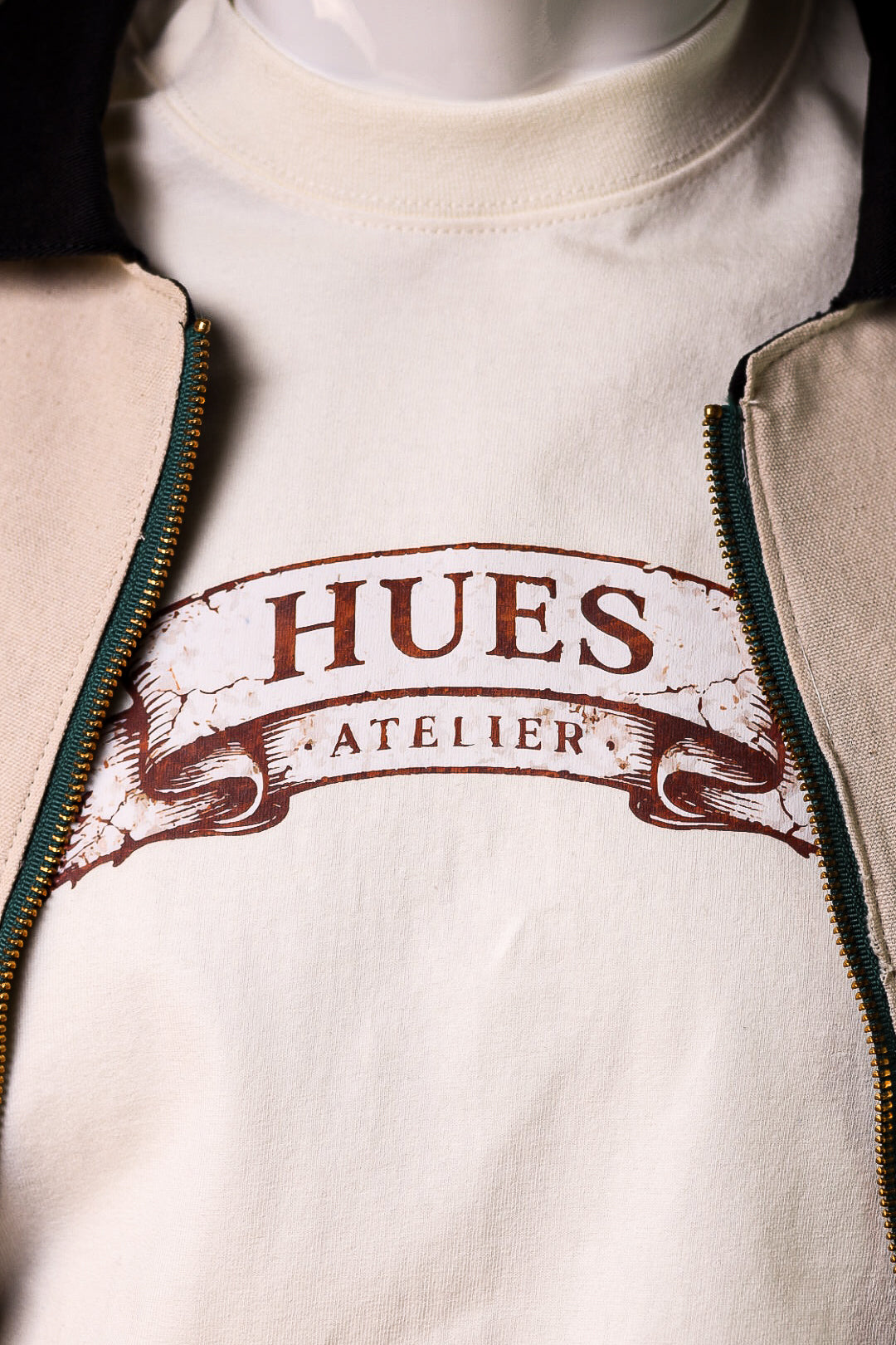 Off White t-shirt with 'HUES ATELIER' logo 